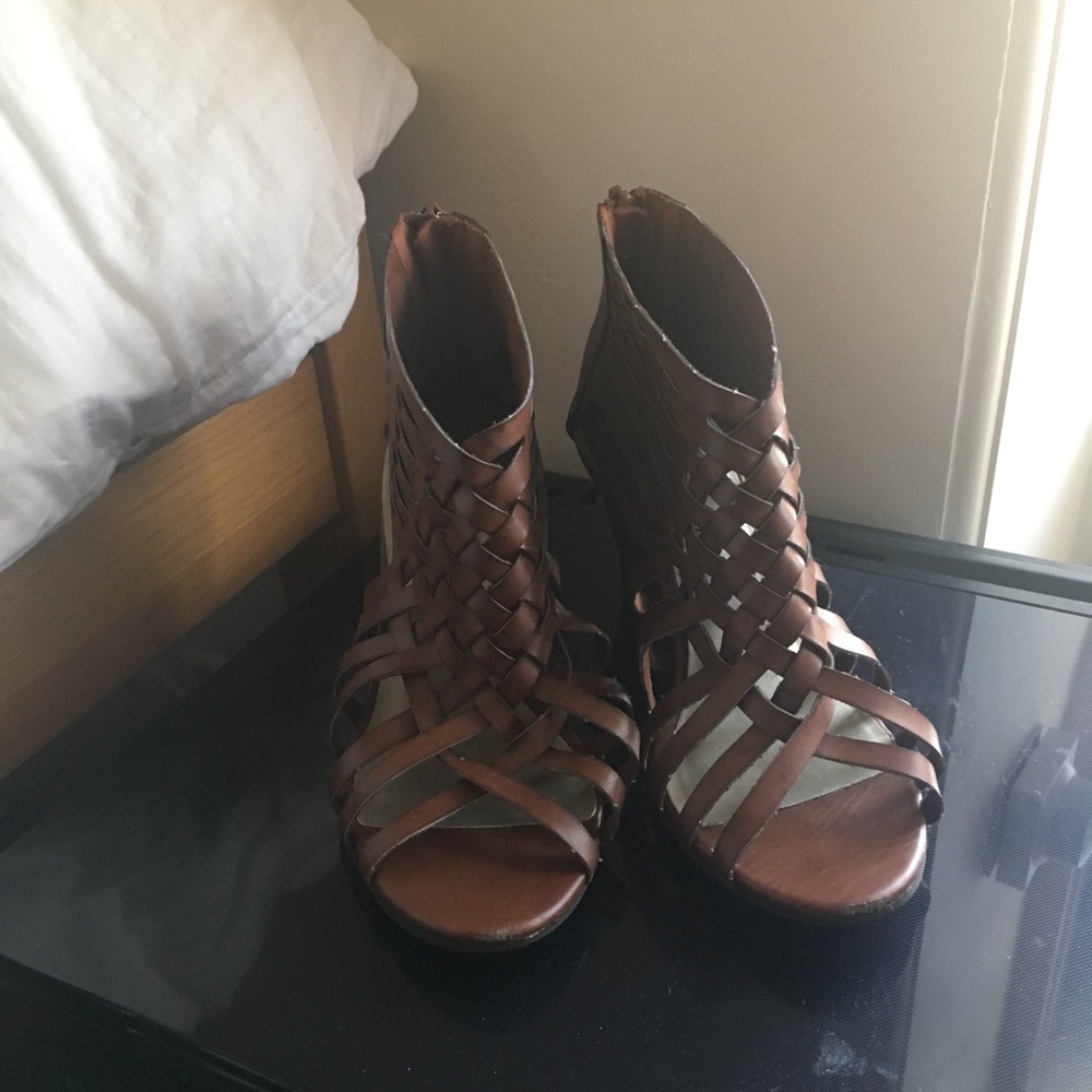 Strappy Brown Heal